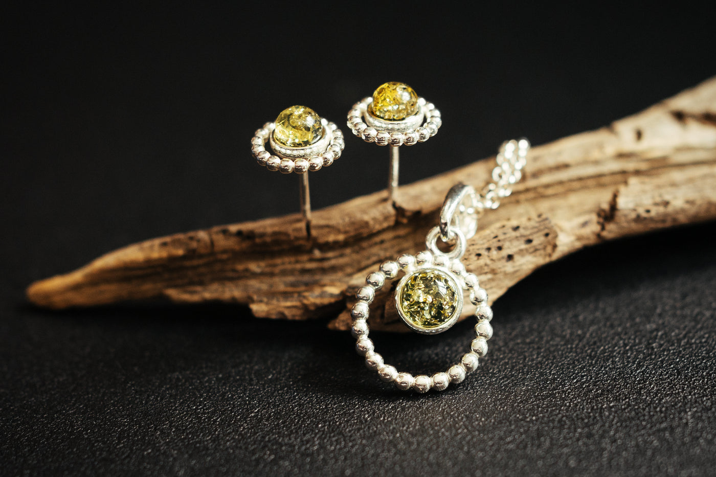 Dainty circle pendnat.