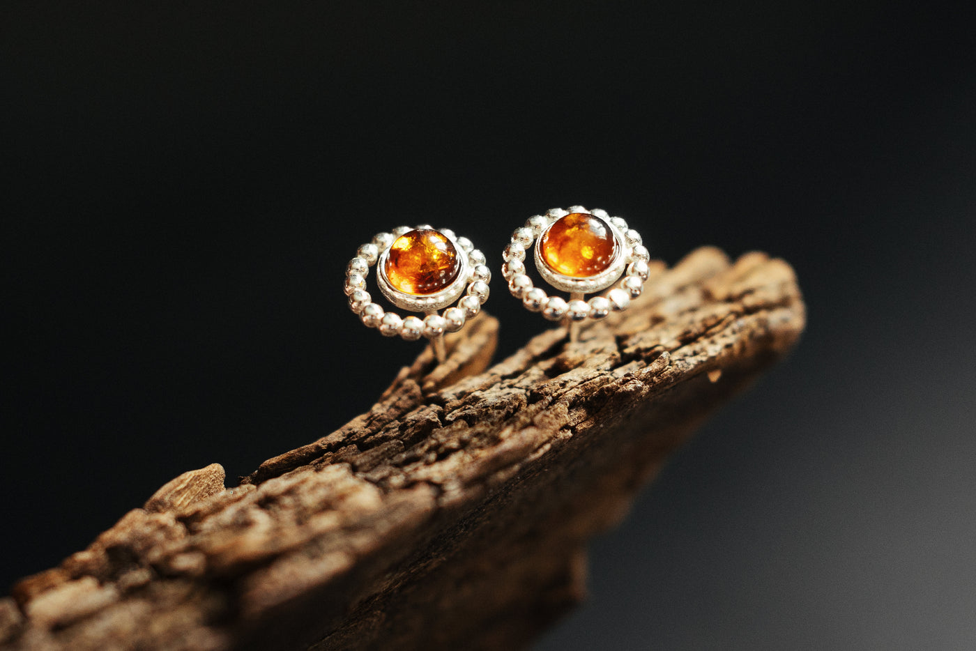 Dainty circle pendnat.