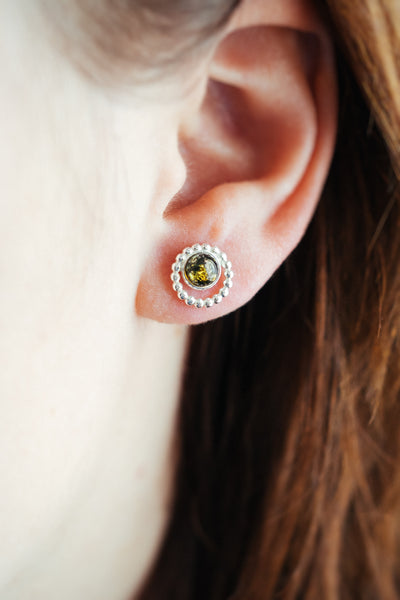 Dainty circle pendnat.